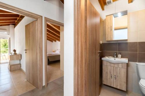 La salle de bains est pourvue de toilettes et d'un lavabo. dans l'établissement Alexandra apartment, à Corfou