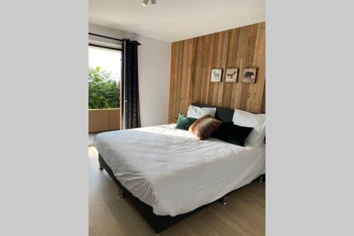 a bedroom with a bed with a person laying on it at Het Kastanjehuis in Orlitain