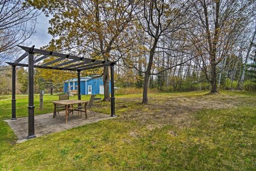 Charlevoix Cabin with Patio and Grill - Steps to Lake!にある庭