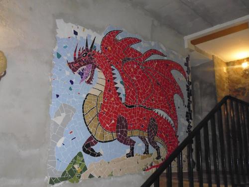 a mosaic of a dragon on a wall at Ca les Barberes in Paúls