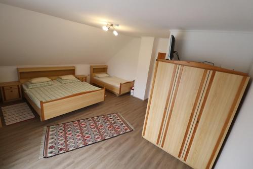 Tempat tidur dalam kamar di Gästehaus Ulbl