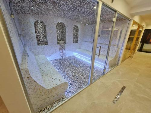 Zlatna Kruna - Lux Apartments Kopaonik في كوباونيك: غرفه بمسبح في بيت