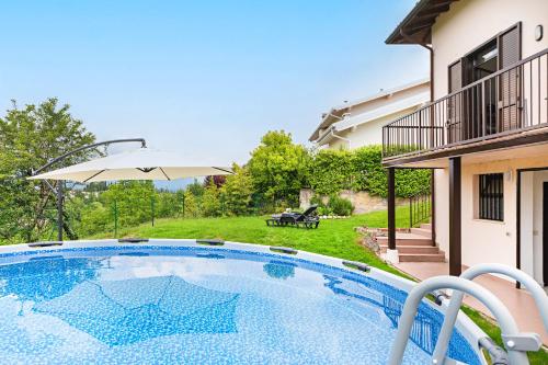 basen w ogrodzie obok domu w obiekcie Villa Alma w mieście Soiano del Lago