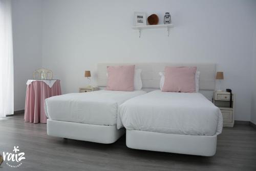 A bed or beds in a room at Raiz Alentejana