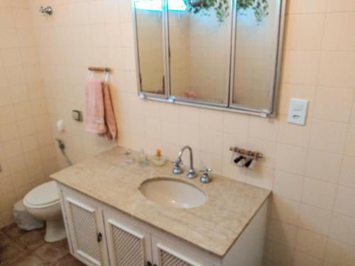 Een badkamer bij Casa com 6 quartos