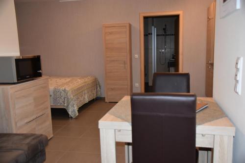 Habitación pequeña con 1 dormitorio con cama y escritorio. en Ferienwohnung an der Obermosel en Oberbillig