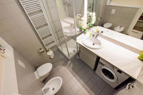 克拉尼斯卡戈拉的住宿－Apartma Svit，浴室配有卫生间水槽和淋浴。