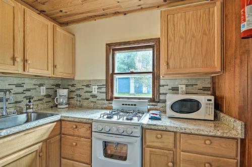 Η κουζίνα ή μικρή κουζίνα στο Nestle by Lake Charlevoix Cottage Pets Welcome!
