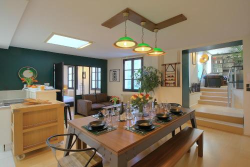 un salon avec une table et une cuisine dans l'établissement La Terrasse, à Dijon