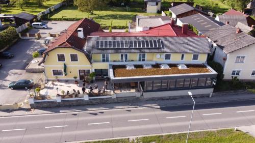 
a city street with a house and a bus on it at Gasthof Haselberger in Marbach an der Donau
