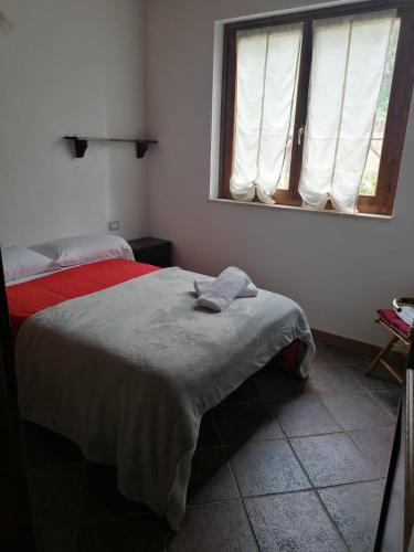 a bedroom with two beds and a window at Il Casale di Luna in Saturnia