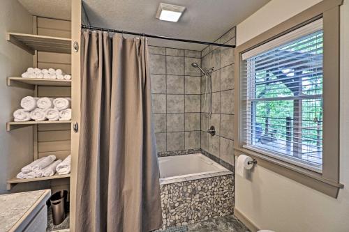 Bathroom sa Spacious and Elegant Mountain View Cabin with Deck!