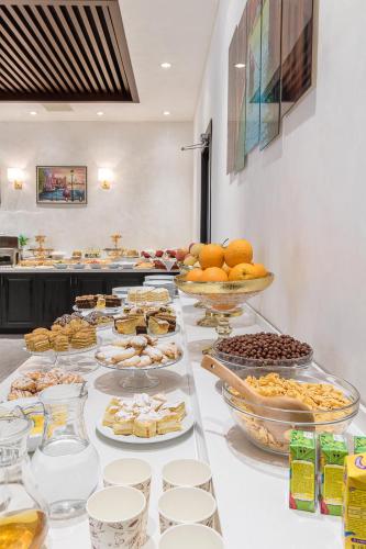 タシュケントにあるQushbegi Plaza Hotelのテーブルの上にたくさんの料理が並んだビュッフェ