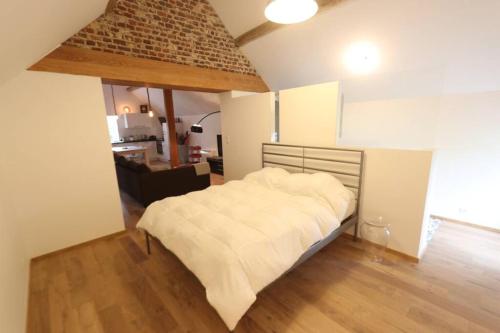 um quarto com uma cama grande num quarto em Loft à la campagne/ 1ère occupation em Visé