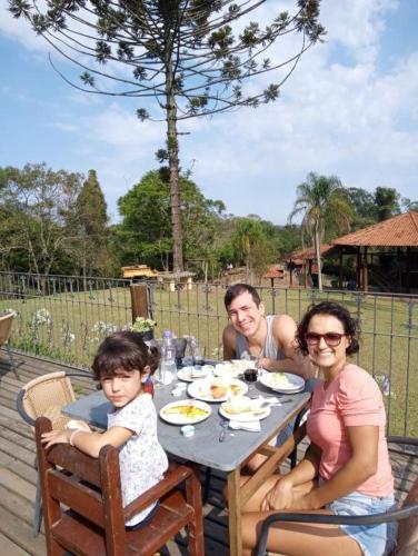 サン・ホッキにあるAldeia Parque Pousada Ruralの子連れの集団