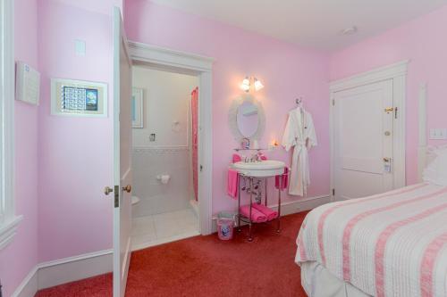 a bedroom with a bed and a sink and a mirror at Summer Nites in North Wildwood