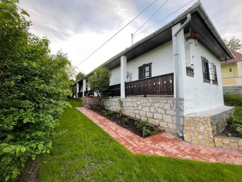 Main Road Seven Vendégház 3993 Füzérradvány, 7 Fő utca kép - 3
