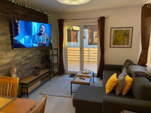 Μια τηλεόραση ή/και κέντρο ψυχαγωγίας στο Haus Langweid - Moderne Ferienwohnungen mit Luxus im Inntal