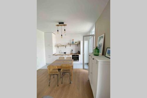 une cuisine et une salle à manger avec une table et des chaises dans l'établissement Sur le bord du quai, à Sète