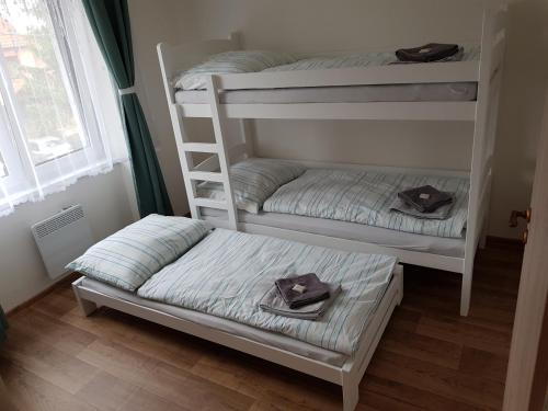 Un pat sau paturi într-o cameră la Apartmán Na Pekárně