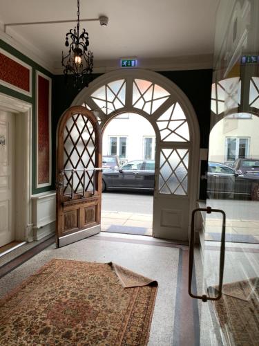 a room with an open door with a rug in front at Hotel Lidenlund in Lemvig