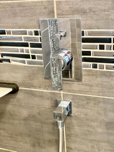 une vue sur un urinoir métallique sur le côté du bâtiment dans l'établissement Le Bellevue, à Saint-Paul-de-Vence