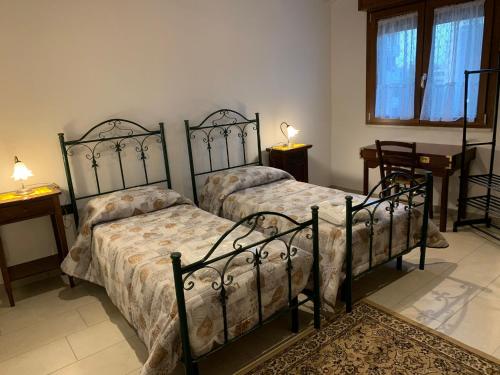 En eller flere senge i et værelse på Nuovo attico con terrazza 5 minuti dal mare