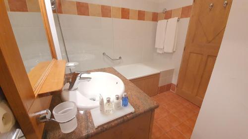 Ένα μπάνιο στο Arc 1950 - Duplex prestige 4 rooms 3 bedrooms for 6-8 people 5-star residence Auberge Jérôme - village heart - check location Auberge jérôme 614