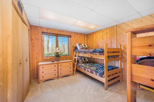 Двухъярусная кровать или двухъярусные кровати в номере Mountain Seclusion