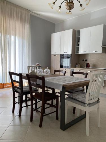uma mesa de jantar e cadeiras numa cozinha em Ciccio apartment em Bovalino Marina