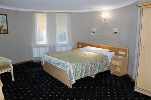 ein Hotelzimmer mit einem Bett und einem Fenster in der Unterkunft Hotel Shahristan in Derbent