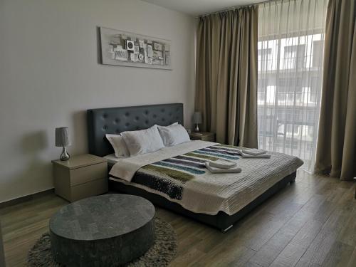 - une chambre avec un lit et une grande fenêtre dans l'établissement Sunrise Studio - DeSilva Residence Mamaia Nord, à Mamaia