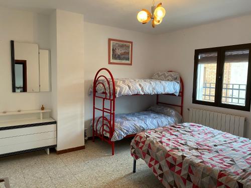 1 dormitorio con 2 literas y 1 cama en Casa Pueblo, en Navas de Estena