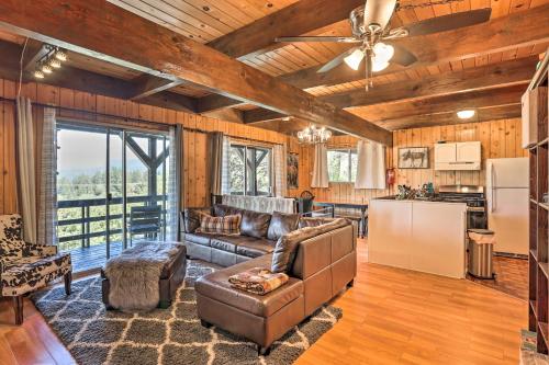 ein Wohnzimmer mit einem Sofa und einer Küche in der Unterkunft A-Frame Home with 3 Decks and Lake Arrowhead Views! in Lake Arrowhead