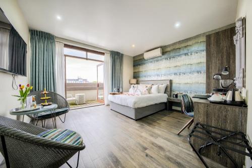 Schlafzimmer mit einem Bett, einem Tisch und Stühlen in der Unterkunft Villare Leicester City Centre hotel in Leicester
