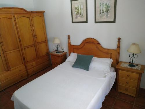 イスラ・デル・モラルにあるPUNTA SOLのベッドルーム1室(白いベッド1台、ナイトスタンド2台付)