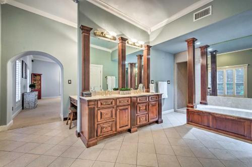 y baño con bañera, lavabo y espejo grande. en Dock, Hot Tub and Kayaks Luxe Hot Springs Lakehouse, en Hot Springs