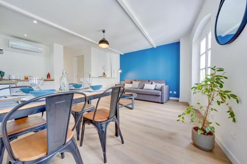 une salle à manger et un salon avec une table et des chaises dans l'établissement Central Avignon Netflix Nespresso Wifi Appart Hôtel Avignon, à Avignon