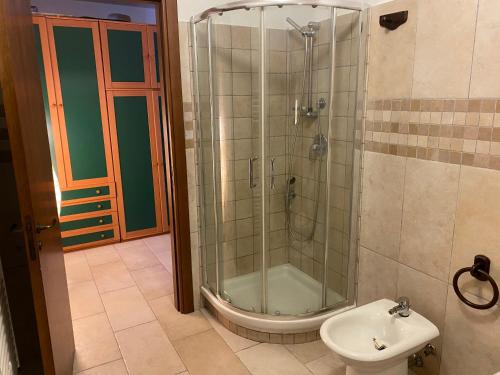 uma casa de banho com um chuveiro, um WC e um lavatório. em Casasofé em Vico del Gargano