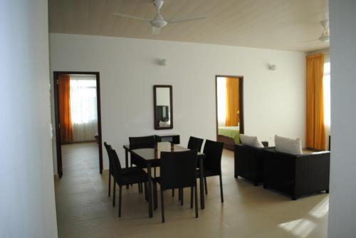 a dining room with a table and black chairs at Apartamento Quinta Avenida in Melgar