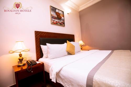 מיטה או מיטות בחדר ב-Royalton Hotels Abuja
