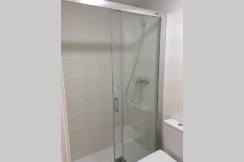 ducha con puerta de cristal junto a un aseo en 'Dreamy sunsets' - appartement met 3 slaapkamers, en Playa Honda