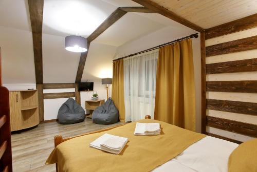een slaapkamer met een bed met twee handdoeken erop bij АНАСОЛЬ in Slavske