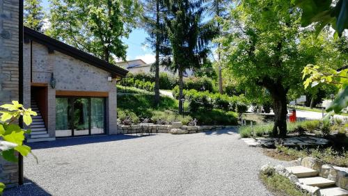 une allée en face d'un bâtiment dans l'établissement Parco di Montebello, à Quattro Castella