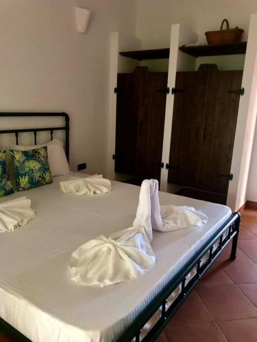 a bed with two white towels on top of it at Villa Oasis етаж1 in Lozenets
