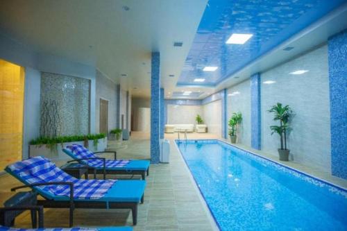בריכת השחייה שנמצאת ב-ALBA HOTEL & SPA או באזור
