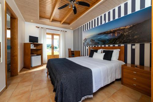 Un pat sau paturi într-o cameră la Monte do Zeca