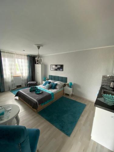 レバにあるPokoje u Camiliのベッドルーム1室(ベッド1台付)、リビングルームが備わります。