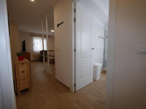 pusty pokój z białymi drzwiami i łazienką w obiekcie Petite Maison, La Laguna w mieście La Laguna