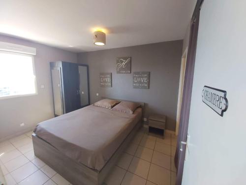 een slaapkamer met een groot bed in een kamer bij Zen home in Ajaccio